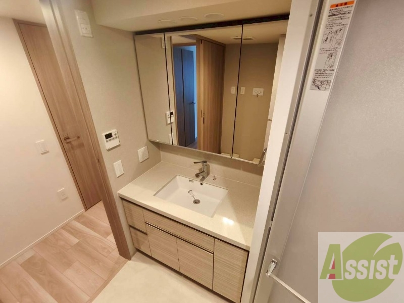 洗面設備　独立洗面台です。大きくてよいですね。シャンプーもできます！