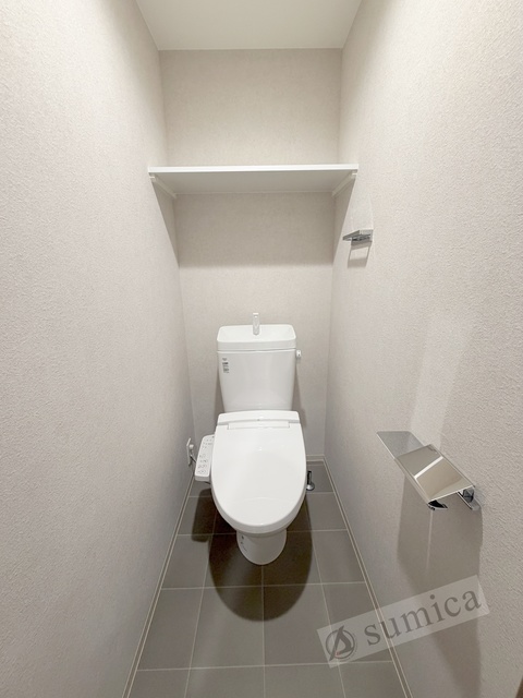 トイレ　人気アイテムの温水洗浄便座。清潔感のあるトイレです。