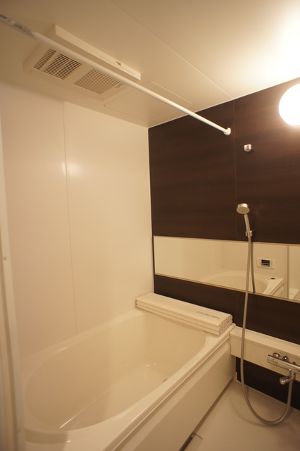 バス・シャワールーム　雨の日のお洗濯だけでなく、カビ予防にも大活躍の浴室乾燥機付♪