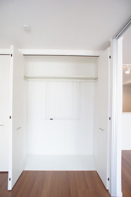 収納　パイプハンガーがあるのでたたまず衣類を掛けることができます♪