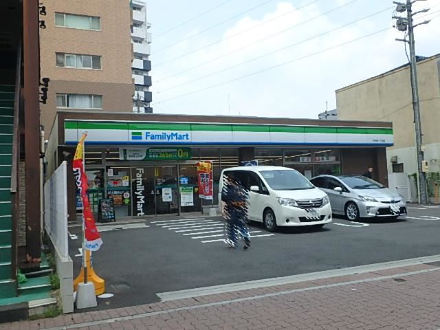 コンビニ　ファミリーマート（コンビニ）まで200m