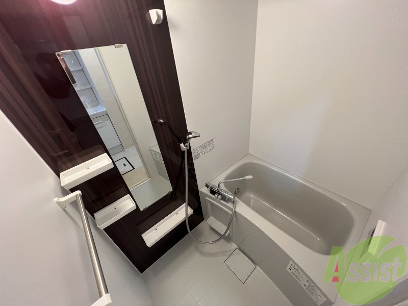 バス・シャワールーム　こちらのお風呂で一日の疲れを癒して下さい。