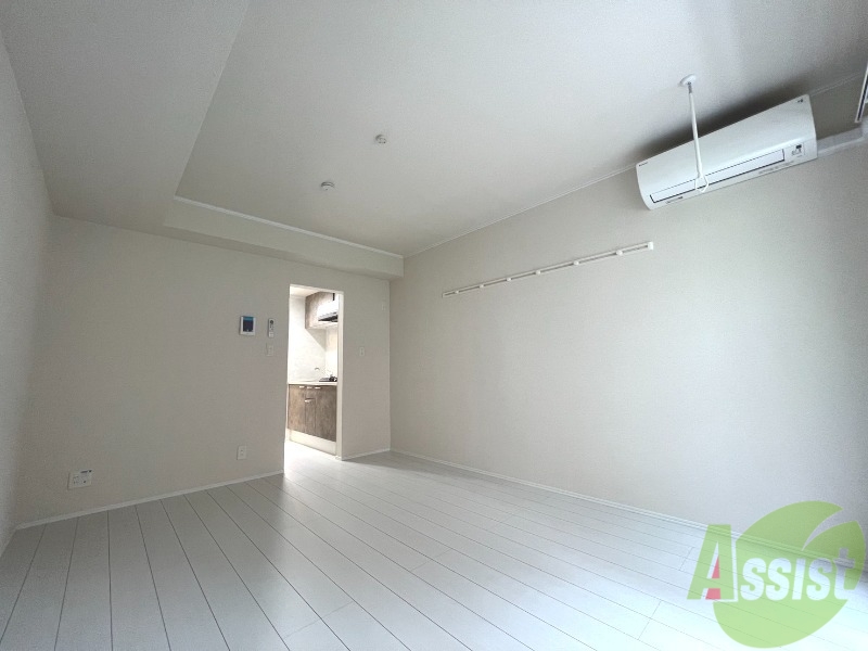 居室・リビング　リビングを別角度から撮影しました。綺麗で広々しております。