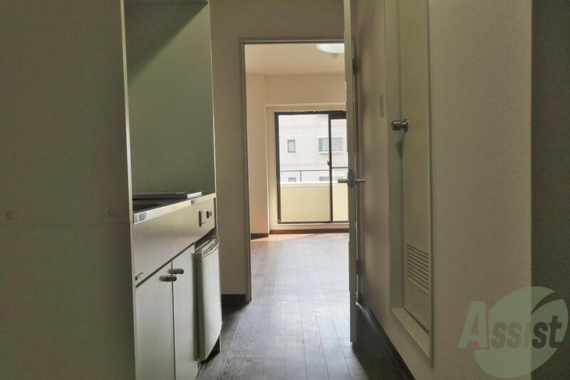 玄関　玄関を入るとまずキッチン、右手にはトイレや浴室があります