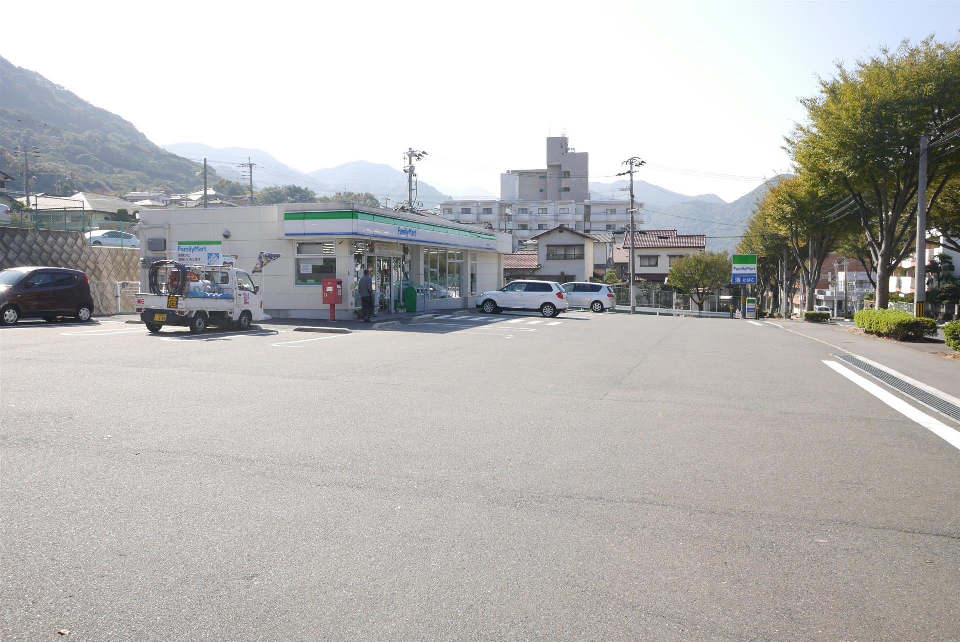 コンビニ　ファミリーマート（コンビニ）まで320m