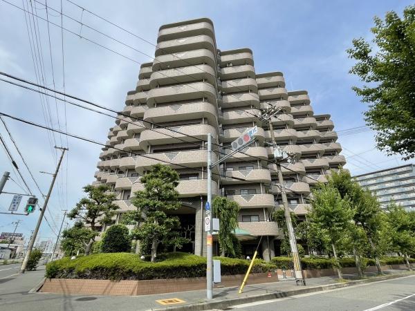 建物外観　鉄骨鉄筋コンクリートのガッチリした建物