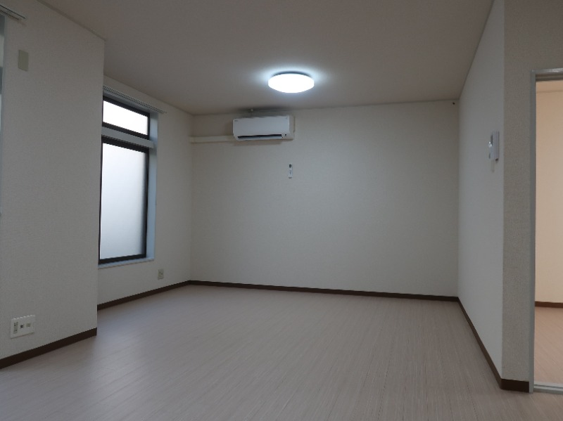 居室・リビング　＊別号室の写真となります。