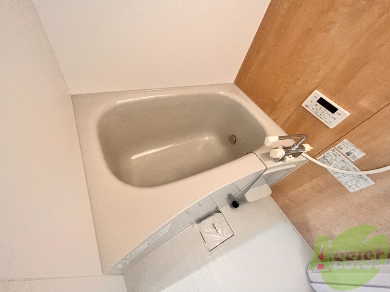 バス・シャワールーム　浴室は肩まで浸かれるくらい広々していました。