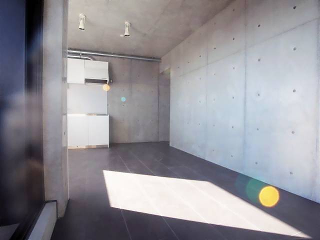 居室・リビング　壁はコンクリート打ち放しで、カッコイイですよ。