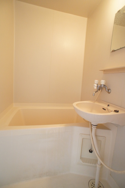 バス・シャワールーム　清潔感のある浴室で、１日の疲れを癒しリラックスできます。