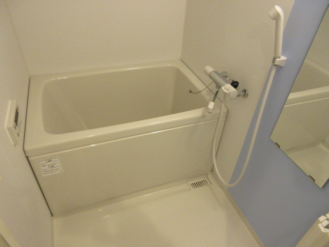 バス・シャワールーム　お風呂は清潔感のあるブルーの配色で爽やかです。