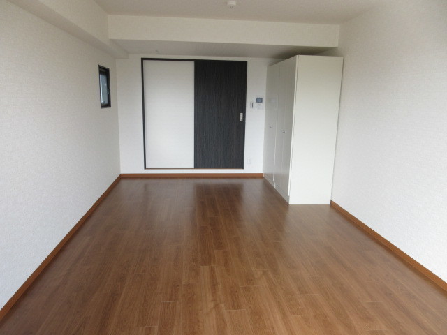 居室・リビング　広い室内は可動収納で自由に間取り変更可能です。