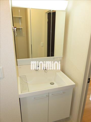 その他設備　鏡付きの下駄箱で身だしなみチェックに便利です