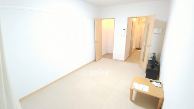 居室・リビング　1階はフローリング、2階以上はカーペットタイプとなります。