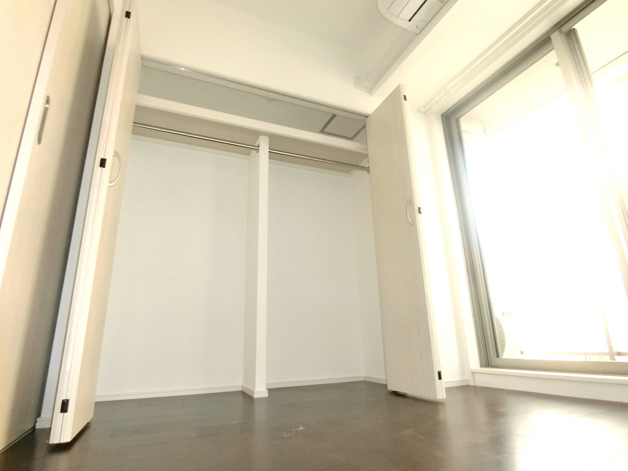 その他部屋・スペース　大型クローゼツト完備の明るいベッドルームです☆