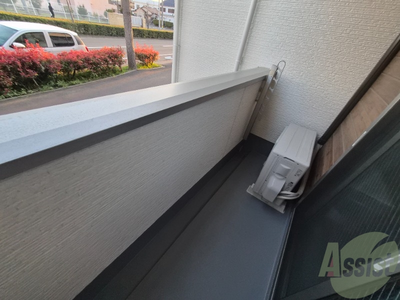 バルコニー　ベランダはよく日が当たり気持ちの良い空間です。