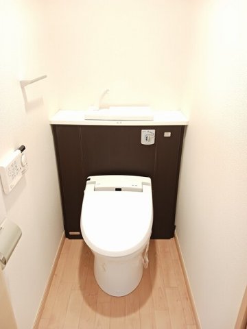 トイレ　落ち着いた色調のトイレです