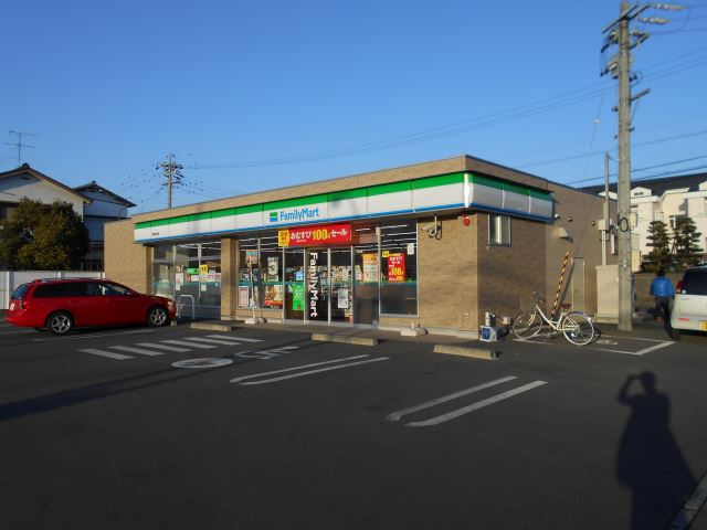 コンビニ　ファミリーマート（コンビニ）まで140m