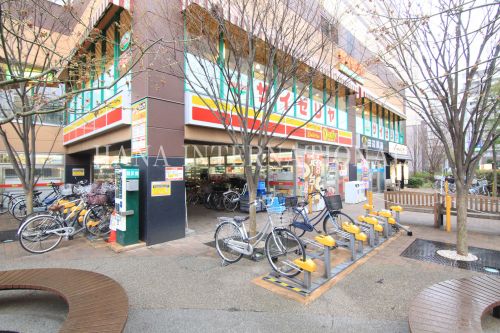 コンビニ　デイリーヤマザキウェルネスタウン西新井店（コンビニ）まで449m