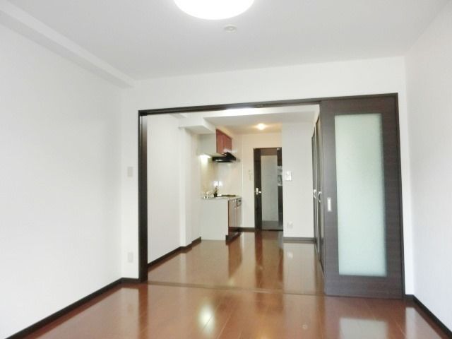 その他部屋・スペース　バルコニー側からのお部屋です。