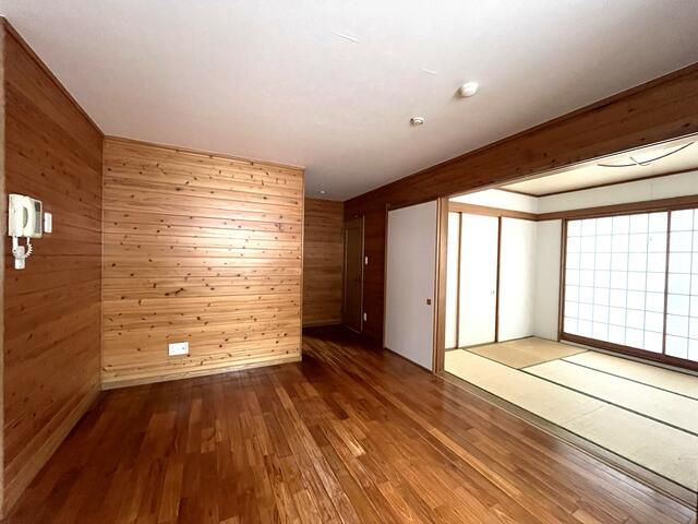 居室・リビング　こちらの居間で趣味の時間をお楽しみください