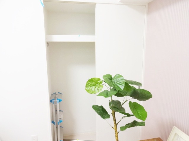 収納　モデルルームにつき観葉植物