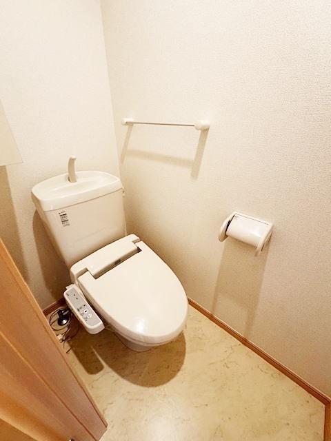 トイレ　温水洗浄便座です。
