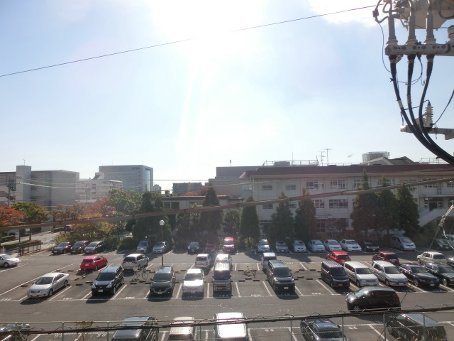 眺望　駐車場・小学校が御座いますので目の前が開けております。
