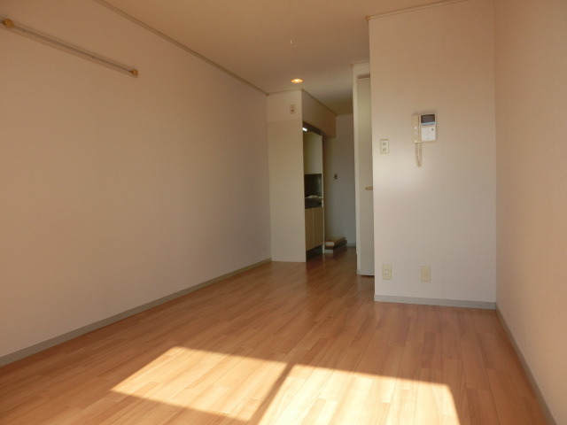 居室・リビング　写真からも明るさの分かるお部屋です。心も晴れますね。