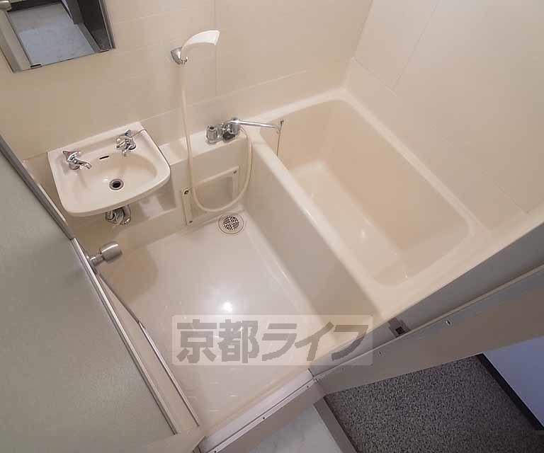 バス・シャワールーム　洗面の付いた浴室です。