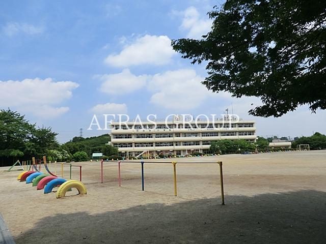小学校　桶川市立日出谷小学校（小学校）まで933m