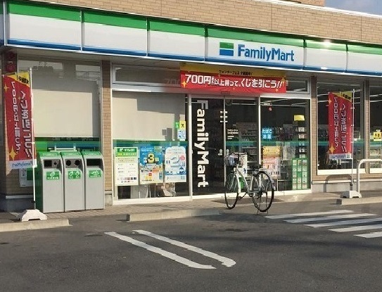 コンビニ　ファミリーマート（コンビニ）まで400m