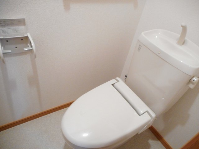トイレ　落ち着いた色調のトイレです