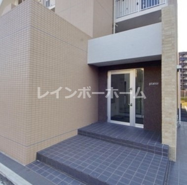 エントランス　落ち着いたエントランスです