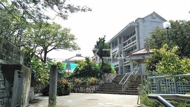 中学校　浦添市立神森中学校（中学校）まで1215m