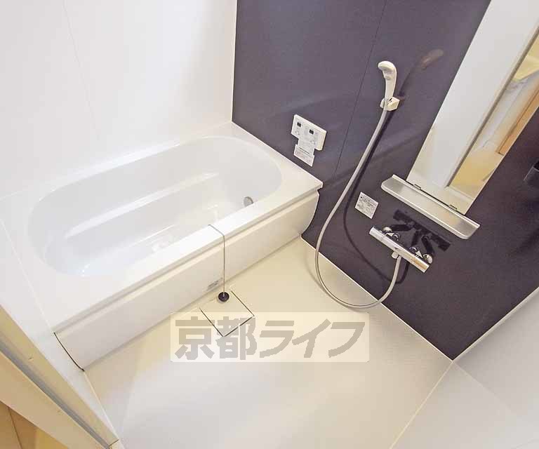 バス・シャワールーム　ゆったりと入ることができるお風呂です。