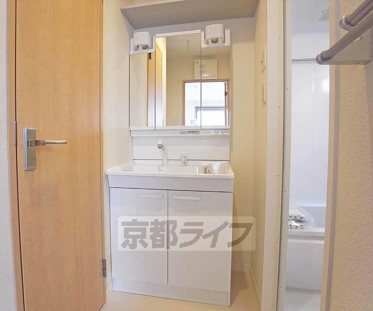 洗面設備　使い勝手の良い独立洗面台です。