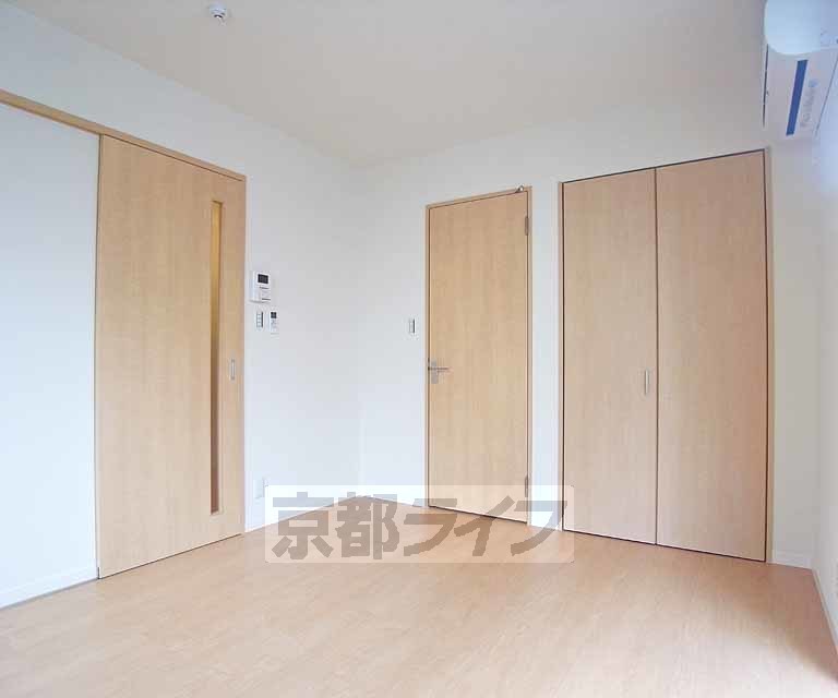 居室・リビング　６．４帖の綺麗なフローリングのお部屋です。