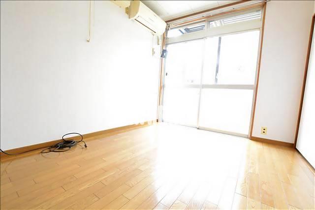 居室・リビング　明るい日がさすお部屋！