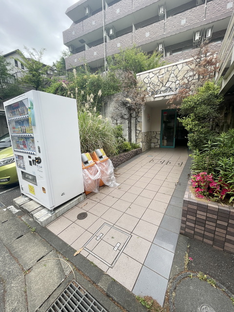 エントランス　～たすかる敷地内自動販売機～