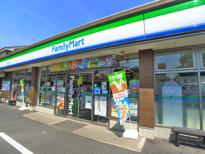 コンビニ　ファミリーマート（コンビニ）まで810m