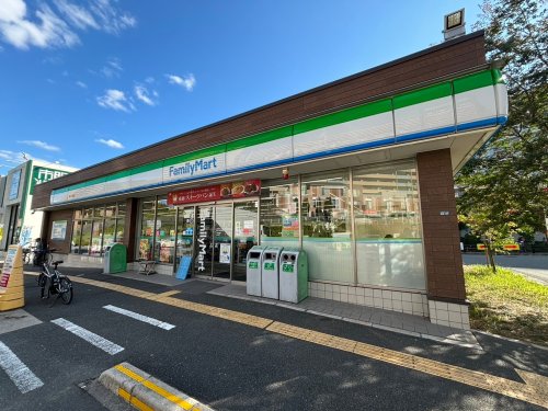 コンビニ　ファミリーマート 豊中上新田店（コンビニ）まで743m