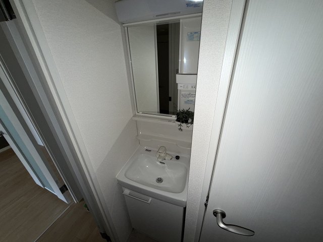 洗面設備　明るい洗面所です