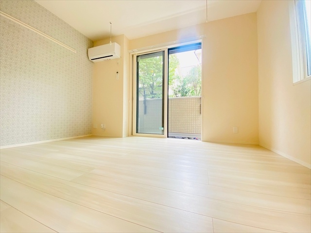 居室・リビング　同一建物内１０３号室内装写真転載
