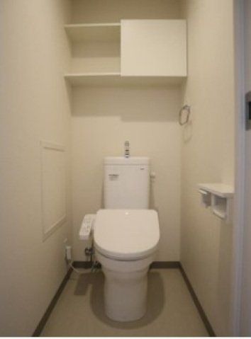 トイレ　温水洗浄便座付きのトイレです。