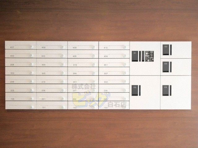 エントランス　留守中も荷物が受け取れて便利な宅配ＢＯＸ完備しています♪