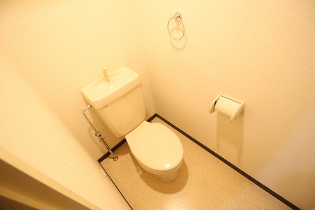 トイレ　内装は別部屋の参考写真です。