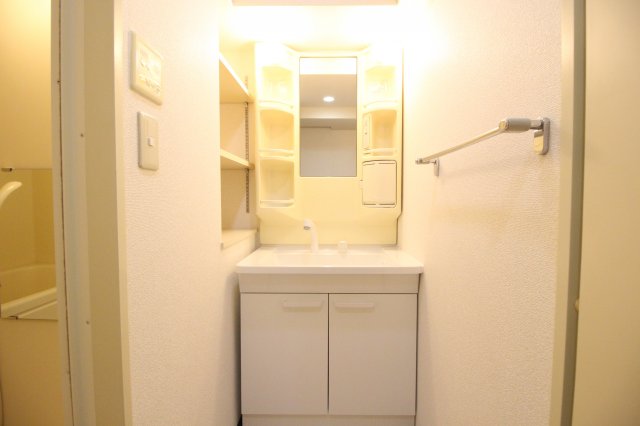洗面設備　内装は別部屋の参考写真です。
