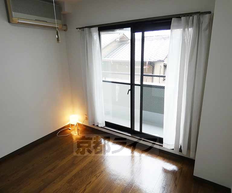 居室・リビング　落ち着いた雰囲気のお部屋です