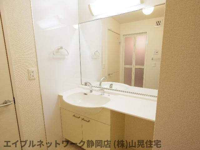 洗面設備　使いやすい洗面所です